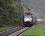 ERS 189 097 (ES 64 F4-997) mit Containerzug in Fahrtrichtung Norden am regnerischen Morgen des 05.10.2013.