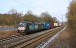 182 527 (ES 64 U2-027) mit Containerzug in Fahrtrichtung Süden.