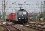 185 570-9 hat mit ihrem Containerzug aus Richtung Norden das nördliche Gleisvorfeld des Bremer Hauptbahnhofs erreicht.