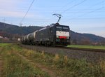 189 105 (ES 64 F4-105) mit Kesselwagenzug in Fahrtrichtung Süden.