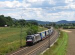 ES 64 U2-027 von MRCE zieht am 11.August 2016 einen LKW-Walter KLV bei Gambach in Richtung Gemnden(Main).