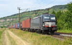 193 870, welche boxXpress angemietet hat, führte am 15.06.17 einen Containerzug durch Thüngersheim Richtung Würzburg.