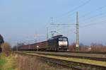 MRCE ES 64 F4-998 (E 189 098), vermietet an Captrain Netherlands, mit leerem Schttgutwagenzug Bremen Stahlwerke - Bottrop Sd (bei Diepholz, 11.01.18).