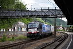 Am 21. Juni 2018 bespannt 193 853 einen Containerzug, mit dem sie soeben den Bahnhof von Geisligen in Richtung Stuttgart durchquert.