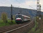 182 530 (ES 64 U2-030) mit einem Schwung wahrscheinlich ausrangierter N-Wagen in Fahrtrichtung Norden.