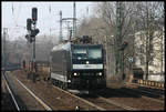 MRCE 185551-9 fährt hier am 19.03.2006 um 14.43 Uhr mit einem Stahlzug durch Köln Süd in Richtung Süden.