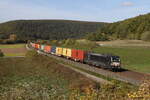 193 856 von  MRCE  mit einem Containerzug aus Gemünden kommend am 10. Oktober 2022 bei Harrbach am Main.