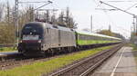 MRCE Dispolok ES 64 U2 - 097 bei der Durchfahrt durch den Bahnhof Dabendorf mit einem FLIXTRAIN Zug am 21. April 2023.