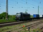 185 546 der MRCE durchfhrt am 30.04.07 mit einem Container-Zug  gleich den Bahnhof Stumsdorf; gelegen an der Strecke Halle(Saale) - Magdeburg.