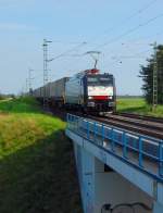 MRCE Dispolok E 189 108 mit einem Tragwagenzug an der Brcke der Umgehungsstrae bei Allerheiligen am Samstag den 11.9.2010