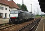 Zwei schwarze Damen waren am  14.08.2010 in Grokorbetha abgestellt: 189 204 (ES 64 F4-204) und 185 572-5.