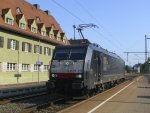 ES 64 F4-211 (189 211) der MRCE durchfhrt am 14. Juli 2010 solo den Kronacher Bahnhof ber Gleis 2.