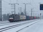 MRCE Taurus ES64 U2-062 mit einen Containerzug am Haken am 15.02.2013 durch Mnchen-Pasing.