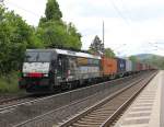 189 932 (ES 64 F4-032) mit Containerzug in Fahrtrichtung Norden. Aufgenommen am 24.05.2013 in Wehretal-Reichensachsen.