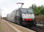 189 932 (ES 64 F4-032) mit Containerzug in Fahrtrichtung Wunstorf. Aufgenommen in Dedensen-Gmmer am 30.05.2013.