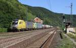 182 596 (ES 64 U2-096) mit der BLS 486 506 als Wagenlok zieht einen Containerzug in Richtung Norden. Aufgenommen am 17.07.2014 in Kaub am Rhein.