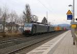 189 932 (ES 64 F4-032) mit 185 571-7 als Wagenlok und Containerzug in Fahrtrichtung Norden. Aufgenommen am 18.02.2014 in Wehretal-Reichensachsen.
