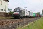 182 571 (ES 64 U2-071) mit Containerzug in Fahrtrichtung Süden.