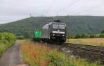 185 567-5 mit Containerzug in Fahrtrichtung Süden. Aufgenommen am 10.07.2014 bei Harrbach.