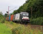 182 571 (ES 64 U2-071) mit Containerzug in Fahrtrichtung Süden.