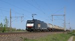MRCE ES 64 F4-999 (E 189 099), im Einsatz für LOCON, zieht GATX-Kesselwagenzug durch Dedensen-Gümmer in Richtung Wunstorf am 06.05.16)
