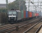 185 566-7 mit Containerzug aus Richtung Seelze kommend. Aufgenommen in Hannover Linden-Fischerhof am 02.10.2014.