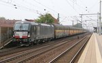 Und aus Richtung Seelze kommen, einen Zähler niedriger, die 193 855 ebenfalls mit geschlossenen ARS-Autotransportwagen. Aufgenommen in Hannover Linden-Fischerhof am 02.10.2014.