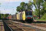 189 930 (ES 64 F4-030) in Doppeltraktion mit 189 935 (ES 64 F4-035) und der Wagenlok 189 934 (ES 64 F4-034) und einem KLV-Zug in Fahrtrichtung Kufstein. Aufgenommen in Aßling am 08.05.2015.