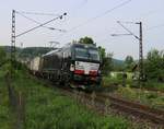 193 879 mit Containerzug in Fahrtrichtung Norden. Aufgenommen am 12.05.2015 in Wernfeld.