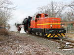 Sonderzug der Dampflokfreunde Berlin e.V. mit 52 8131-6 der WFL und als Zuglok ML 00605 der Neukölln - Mittenwalder Eisenbahn-Gesellschaft AG (NME) bei der Fahrt  durch die Gropiusstadt am Bahnübergang in der Wutzkyallee am 17. März 2018.