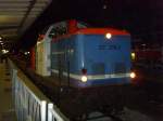212 270-3 der NBE steht nachts mit einem Bauzug auf Gleis 6 des Freiburger Hbf.