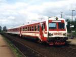 T4 der NVAG (Nordfriesische Verkehrsbetriebe AG) mit Nahverkehrszug Niebll-Dagemll Mole auf Bahnhof Niebll am 16-5-1999. Bild und scan: Date Jan de Vries. 