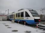 TW 704  der OLA wartet in Scherin HBF auf seinen nchsten Einsatz.