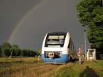 Ein ordentliche Portion Glck gehrt auch dazu , Triebwagen 704 Der OLA mit einem doppelten Regenbogen im Bahnhof von Plate (Mecklenburg)