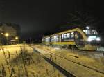 VT 565 der Mrkischen Regiobahn im Bahnhof von Beelitz Stadt am spten Abend.