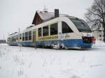 Winter in Mecklenburg Vorpommern , an dem Endbahnhof in Rehna steht TW 704 der Ola vom Wintereinsatz gezeichnet.