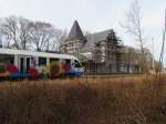 Die Sanierungsarbeiten im Bahnhof von Gadebusch  am Bahnhofsgebude schreiten voran .