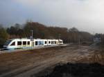 Neuer Bahnsteig im Bahnhof von Gadebusch weit weg vom ursprnglichen renovierten Bahnhofsgebude an der Strecke Schwerin Rehna am 20.11.2012 mit dem VT 704 der OLA Schwerin