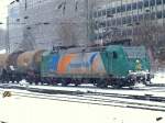 Am 13.01.2010 kommt bei Schneetreiben 185 541-0 von Rail4Chem  mit einem weien Schnutzchen in den Aachener Westbahnhof.