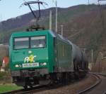 145-CL 005 legt sich mit ihrem Kesselwagenzug bei Hrschel in Fahrtrichtung Eisenach in die Kurve.