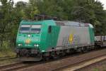 185 550-1 von Rail4Chem fhrt mit einem Zug Flachwagen durch Magdeburg-Buckau in Richtung Sden.
