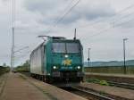 185 006 der Rail 4Chem hatte es nach einem langen Signalhalt aufgrund der Regionalbahn sehr eilig und durchrauschte am 11.05.13 Dresden Niederwartha in Richtung DD Freidrichstadt wo die Lok dann