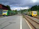  Der Regio Shuttle der Regental Bahn und der 814 der Regio Nova am 08.08.2008 in Bayerisch/Bhmisch Eisenstein.