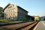 Das Bahnhofsgebude auf der deutschen Seite des Bahnhof Bayerisch Eisenstein, rechts VT 27 der RBG als RB nach Plattling, am 03.07.2010.