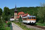 Mit meinem letzten Bild der SWEG Waibstadt kehre ich noch einmal an das bekannteste Motiv der Strecke zurck: Die Dorfkirche von Untergimpern. Der VT 26 beschleunigt als SWE 70775 nach Hffenhardt aus der kleinen Ortschaft und wird dabei von zahllosen Fotografen im Bilde verewigt – auf ihre letzten Tage erlebten die Strecke und die alten MAN Schienenbusse nochmals einen beispiellosen Fotografenansturm – auch der ansonsten hufig menschenleere Zug war an diesen Tag bis auf den letzten Platz belegt.
Den Triebfahrzeugfhrern der SWEG Waibstadt wnsche ich an dieser Stelle fr die Zukunft alles Gute!