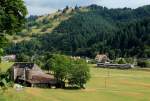 Zwischen Hof und Dietzelbach ist der ET 150 der Münstertalbahn am 23.07.2015 unterwegs