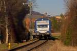 Der SWEG VT 127 passiert am 25.01.2016 bestens ausgeleuchtet das Form-Einfahrsignal des Bahnhof Breisach am Rhein.