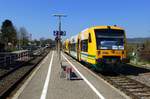 Bahnhof Gottenheim, links im Hintergrund der BSB-Triebwagen auf der Weiterfahrt nach Breisach, rechts der SWEG-Triebwagen wartet auf die Abfahrt nach Endingen am Kaiserstuhl, April 2017