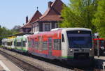 Bunte S-Bahn: vorn der BSB-Wagen mit der bekannten Bier-Reklame, dann ein regulärer BSB, als dritter ein SWEG-RegioShuttle im neuen Landesdesign BW und schließlich ein normaler SWEG-Wagen. Für Zahlenliebhaber von vorn nach hinten: 650044-0, 042-4, 595-1 und 597-7. Breisach, 11.4.17. Und in ein, zwei Jahren ist es mit der Farbenpracht vorbei. Dann übernimmt DB Regio.