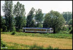 Am Ortsrand von Waidstadt kommt der SWEGB VT 120 am 6.7.1991 um 14.52 Uhr aus Meckesheim vorbei.